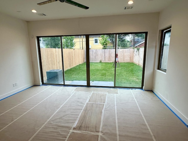 626 E 14th St, Houston, TX 77008 - empty room featuring plenty of natural light, a ceiling fan, baseboards, and recessed lighting