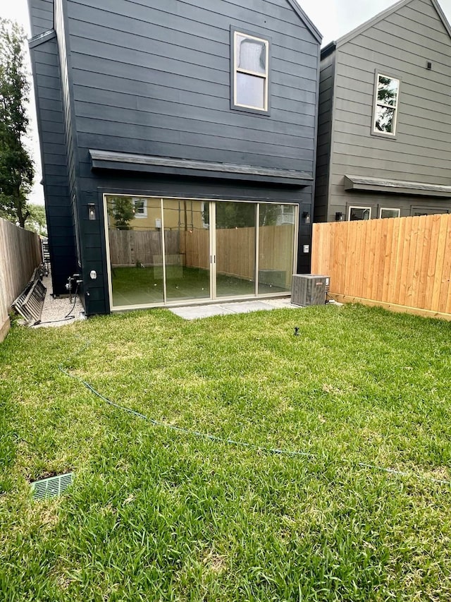 626 E 14th St, Houston, TX 77008 - rear view of property with central AC