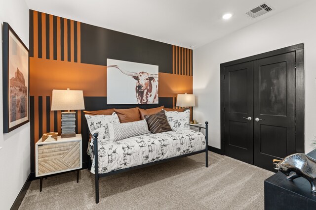 carpeted bedroom featuring baseboards, visible vents, a closet, and recessed lighting