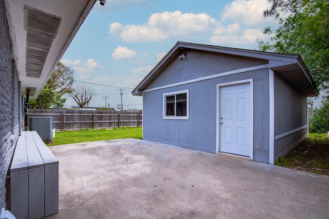 2821 1st Ave N, Texas City, TX 77590 - view of outbuilding featuring cooling unit, an outbuilding, and fence