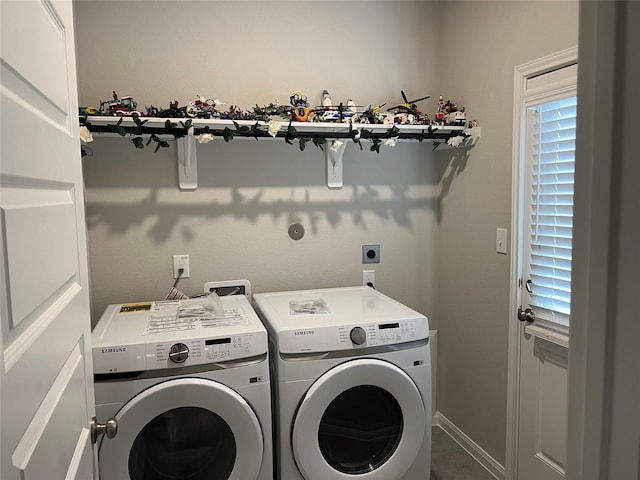 2923 Painted Sunrise Trl, Houston, TX 77045 - laundry area featuring washing machine and clothes dryer, baseboards, and laundry area