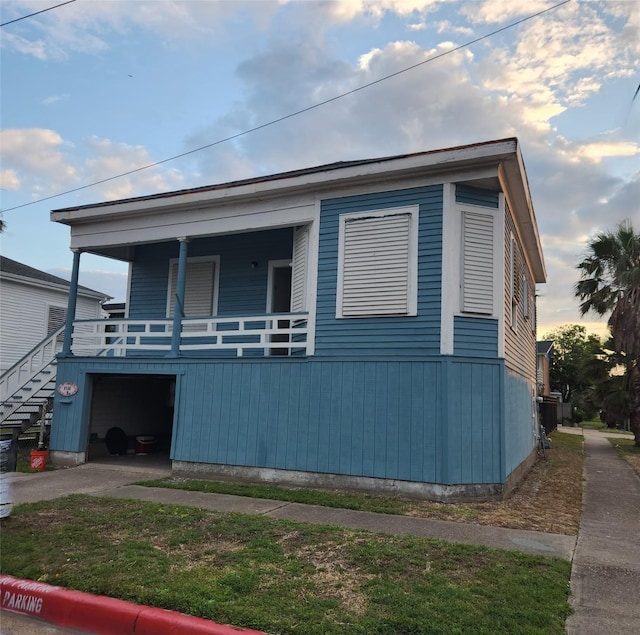 view of front of home featuring driveway