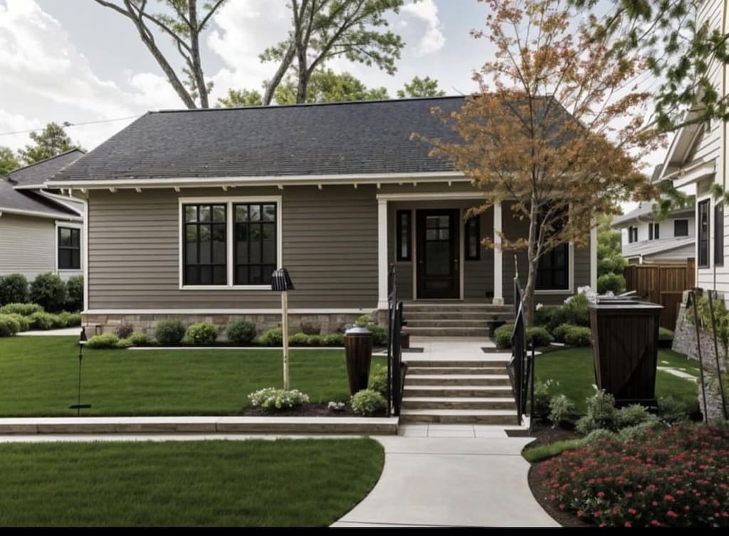 view of front of home featuring fence and a front yard