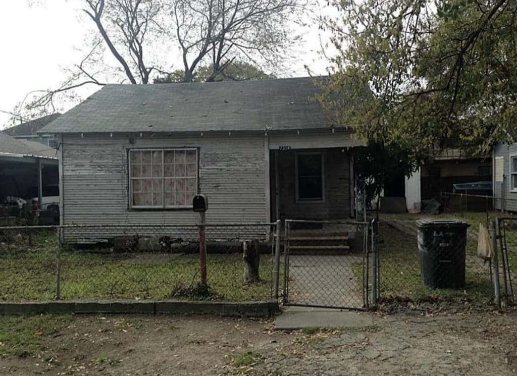 exterior space with a gate and a fenced front yard