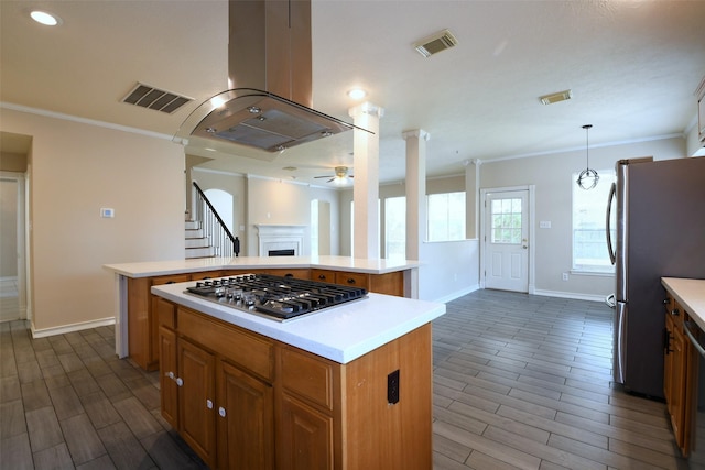 18719 Racquet Sports Way, Humble, TX 77346 - kitchen with stainless steel appliances, a kitchen island, ceiling fan, baseboards, and crown molding