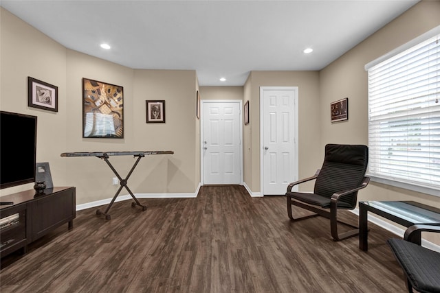 living area with baseboards, dark wood-type flooring, and recessed lighting