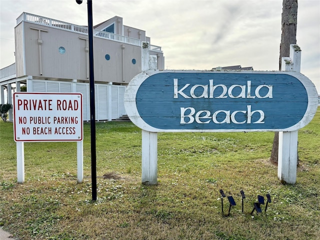 community / neighborhood sign featuring a lawn