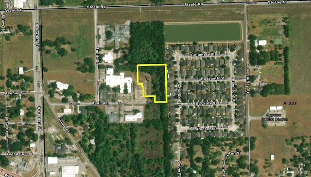 899 Medic Ln, Alvin, TX 77511 - photo 2