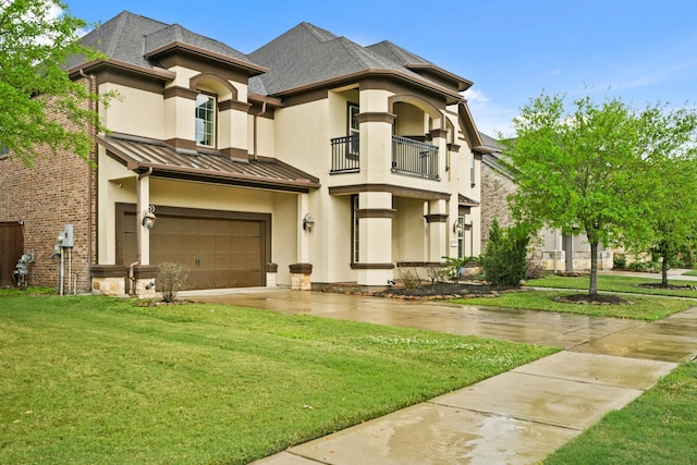 5730 Balcones Ridge Ln, Houston, TX 77059 - view of front facade with stucco siding, a standing seam roof, metal roof, a balcony, and a front yard