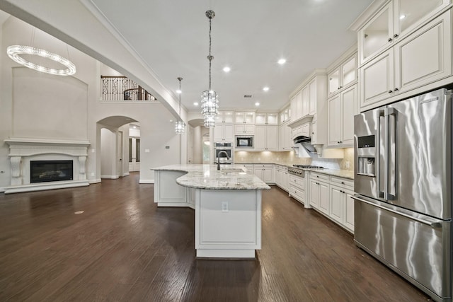 5730 Balcones Ridge Ln, Houston, TX 77059 - kitchen featuring crown molding, a sink, appliances with stainless steel finishes, open floor plan, and arched walkways