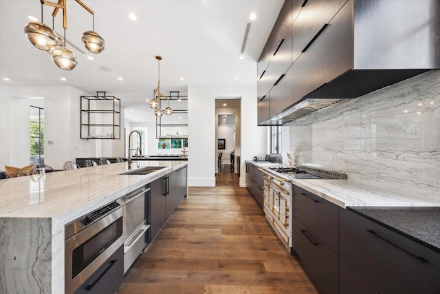 3835 Olympia Dr, Houston, TX 77019 - kitchen featuring modern cabinets, a sink, tasteful backsplash, stainless steel microwave, and a spacious island