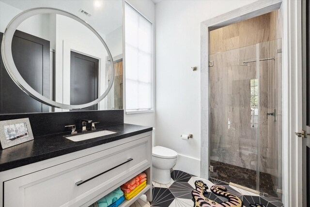 3835 Olympia Dr, Houston, TX 77019 - full bath featuring a shower stall, toilet, vanity, and plenty of natural light