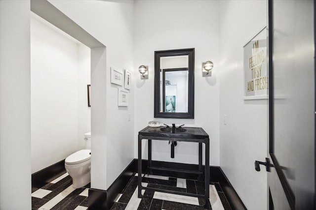 3835 Olympia Dr, Houston, TX 77019 - bathroom featuring toilet, vanity, and baseboards