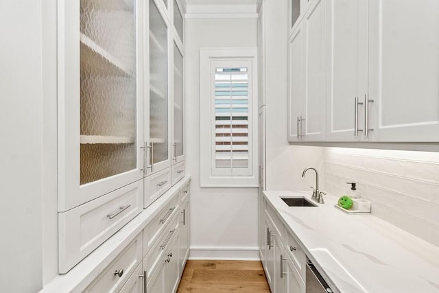 1024 Waverly St, Houston, TX 77008 - bar with a sink, baseboards, light wood finished floors, and crown molding