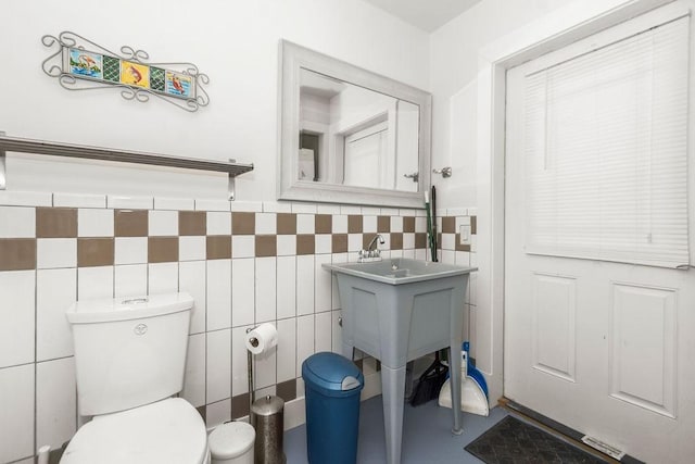 1024 Waverly St, Houston, TX 77008 - half bathroom with toilet, tile walls, and finished concrete floors