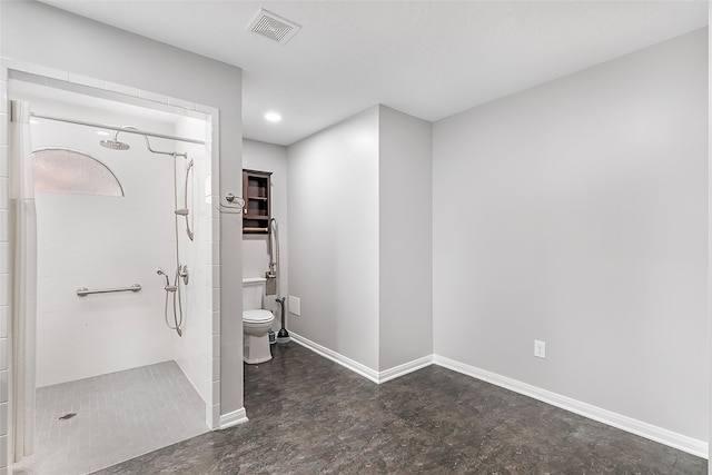 18510 Bluffview Dr, Crosby, TX 77532 - full bath featuring visible vents, toilet, baseboards, recessed lighting, and a tile shower