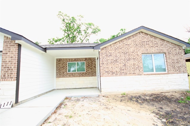 view of front facade featuring brick siding