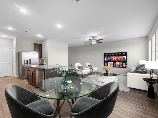 dining space featuring recessed lighting, visible vents, baseboards, light wood-style flooring, and ceiling fan