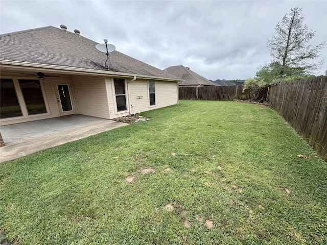 view of yard featuring a fenced backyard, a ceiling fan, and a patio area