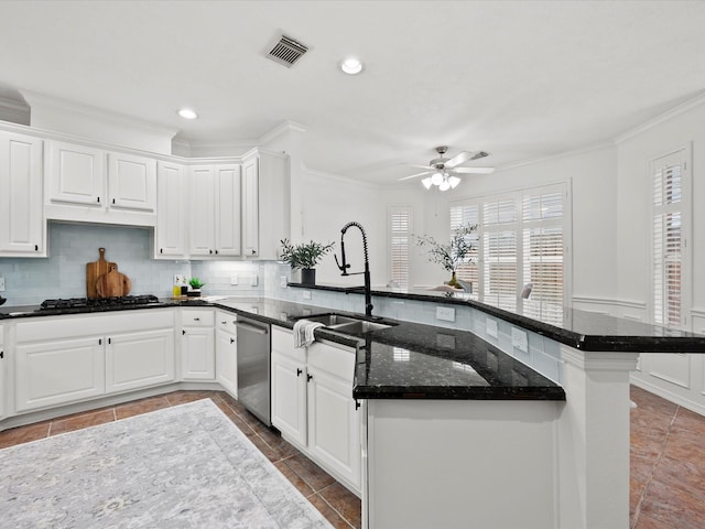 kitchen with a sink, black gas cooktop, a peninsula, stainless steel dishwasher, and visible vents