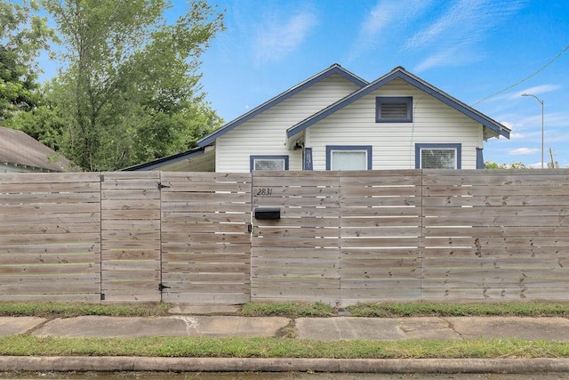 2831 Jones St, Houston, TX 77026 - view of side of home
