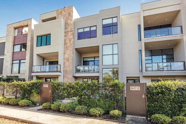 5417 Hidalgo St Unit B, Houston, TX 77056 - view of apartment building / complex