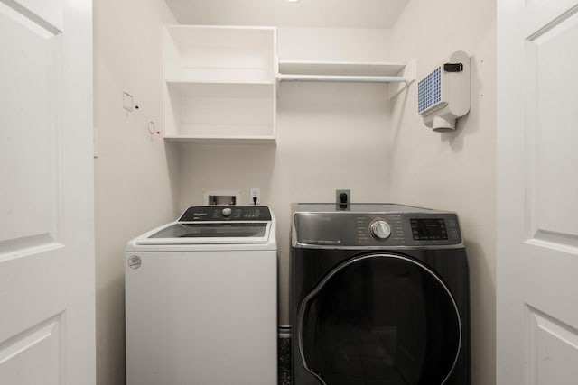 8922 Eaglecove Dr, Houston, TX 77064 - laundry room featuring washing machine and clothes dryer