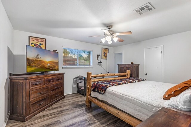 507 E Linney St, Dayton, TX 77535 - bedroom with wood finished floors, ceiling fan, and visible vents