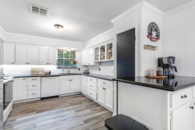 507 E Linney St, Dayton, TX 77535 - kitchen with a sink, visible vents, dark countertops, and dishwasher