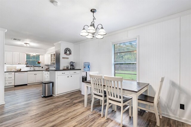 507 E Linney St, Dayton, TX 77535 - dining area with visible vents, crown molding, light wood-style floors, and an inviting chandelier