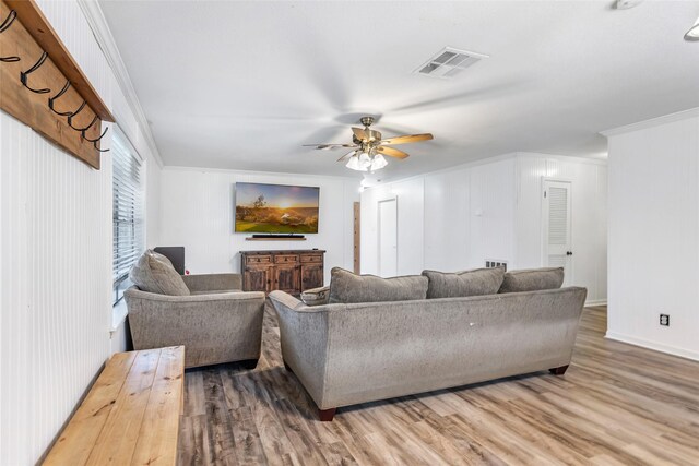 507 E Linney St, Dayton, TX 77535 - living area with visible vents, crown molding, wood finished floors, and a ceiling fan