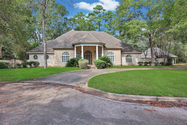 5 Briarwood Dr, Conroe, TX 77301 - view of front of property featuring roof with shingles, a front lawn, aphalt driveway, and stucco siding