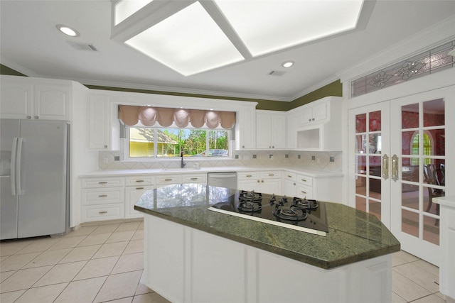 5 Briarwood Dr, Conroe, TX 77301 - kitchen with freestanding refrigerator, dishwasher, black gas cooktop, french doors, and decorative backsplash
