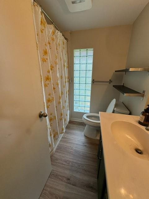 530 Circle Way Dr, Lake Jackson, TX 77566