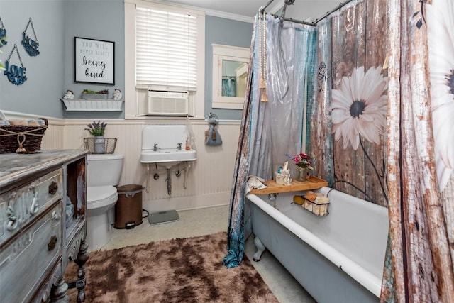 712 Lamar Ave, Crockett, TX 75835 - full bath featuring crown molding, toilet, a soaking tub, and wainscoting