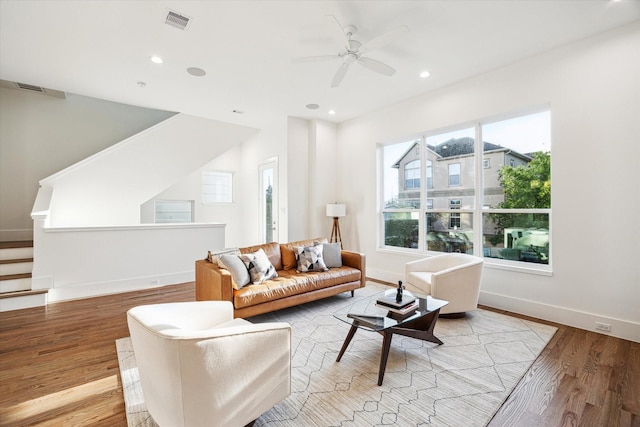 living room featuring recessed lighting, light wood-style flooring, baseboards, visible vents, and a ceiling fan