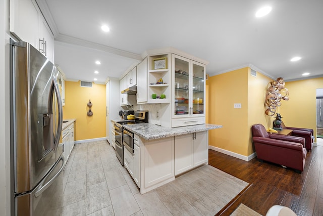 7575 Katy Fwy Unit 4, Houston, TX 77024 - kitchen featuring stainless steel appliances, under cabinet range hood, baseboards, ornamental molding, and glass insert cabinets