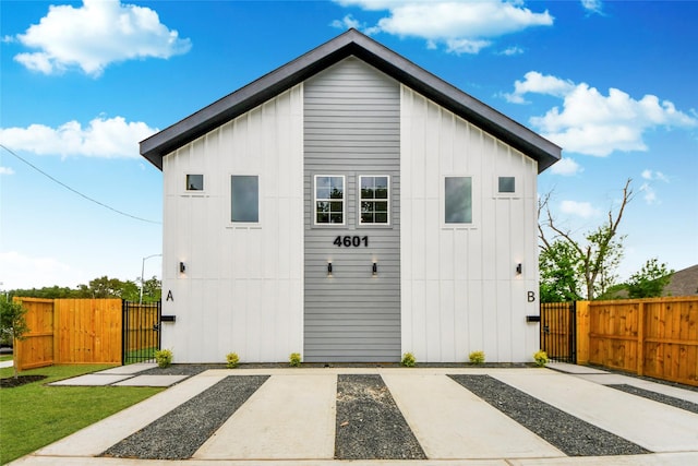 4601 White Rock St, Houston, TX 77051 - view of outdoor structure featuring fence and a gate