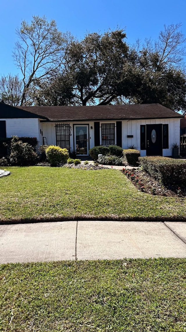 view of front facade with a front lawn