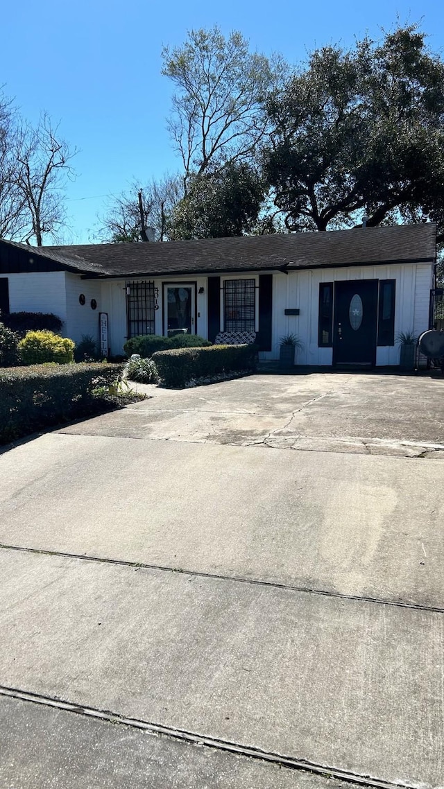 view of front of house with driveway