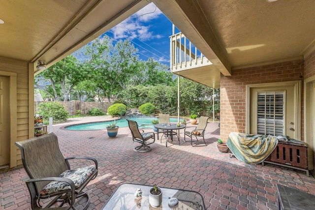 2926 Deer Creek Dr, Sugar Land, TX 77478 - fenced backyard with a patio and a balcony