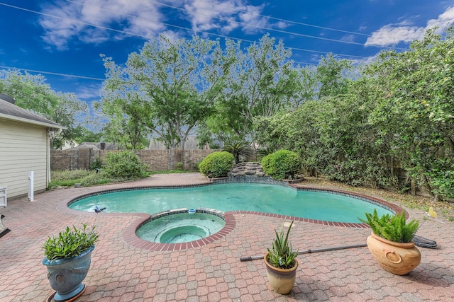 2926 Deer Creek Dr, Sugar Land, TX 77478 - view of swimming pool with a fenced backyard, a pool with connected hot tub, and a patio