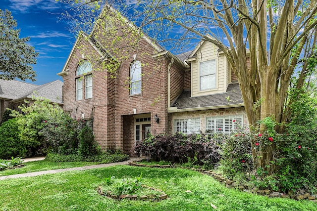 2926 Deer Creek Dr, Sugar Land, TX 77478 - traditional-style home featuring a front yard, roof with shingles, and brick siding