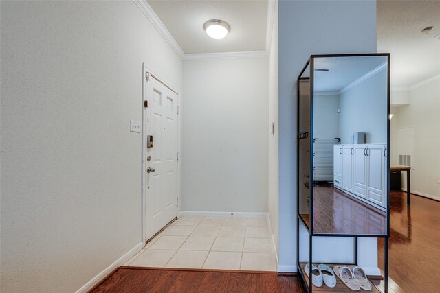 2255 Braeswood Park Dr Unit 294, Houston, TX 77030 - entryway featuring crown molding, light wood-style flooring, and baseboards