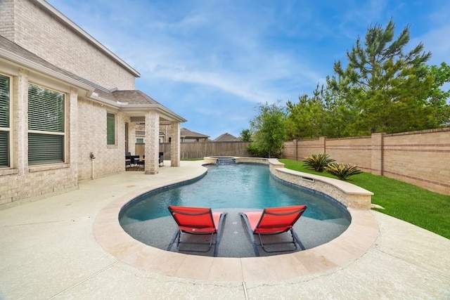 15039 Eves Necklace Ct, Cypress, TX 77433 - view of swimming pool with a patio area, a pool with connected hot tub, and a fenced backyard