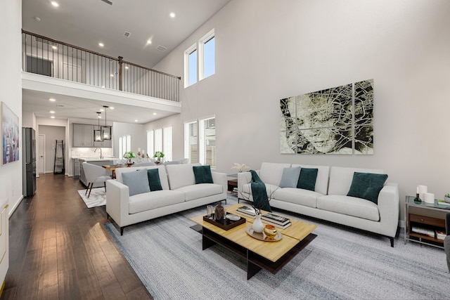 living area with visible vents, dark wood-type flooring, baseboards, and recessed lighting