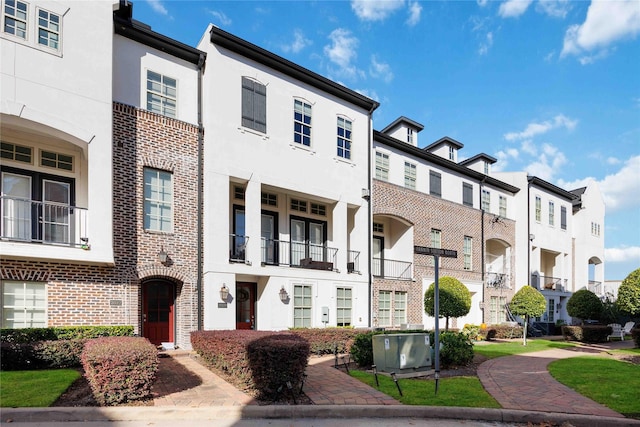 view of building exterior with a residential view