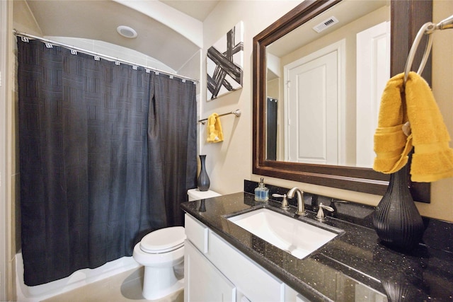 bathroom featuring a shower with curtain, toilet, vanity, and visible vents