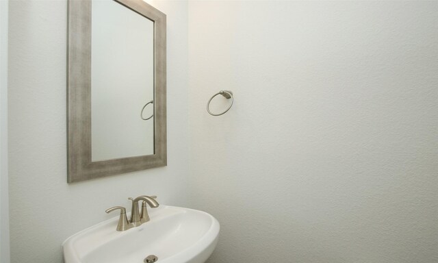 305 E 40th St Unit B, Houston, TX 77018 - bathroom with a sink