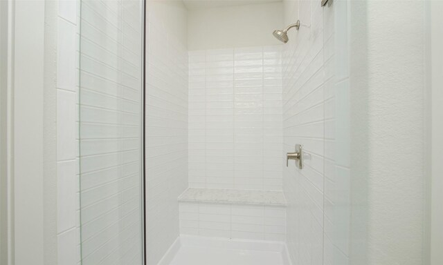 305 E 40th St Unit B, Houston, TX 77018 - bathroom featuring tiled shower